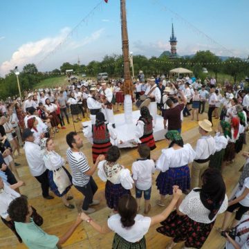 INEDIT: Peste 800 de români au fost uniți prin valorile străbune în Săpânța INEDIT: Peste 800 de români au fost uniți prin valorile străbune în Săpânța
