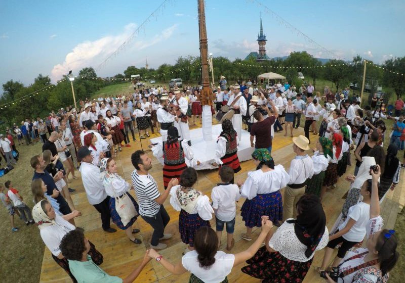 INEDIT: Peste 800 de români au fost uniți prin valorile străbune în Săpânța INEDIT: Peste 800 de români au fost uniți prin valorile străbune în Săpânța