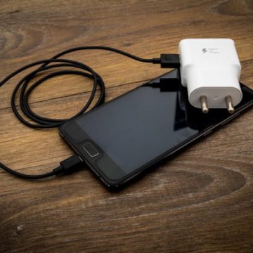 NOUTĂȚI: Comisia Europeană planuieste standardizarea încărcătoarelor de telefoane mobile. Apple ar putea fi obligată să folosească standardul USB Type-C NOUTĂȚI: Comisia Europeană planuieste standardizarea încărcătoarelor de telefoane mobile. Apple ar putea fi obligată să folosească standardul USB Type-C