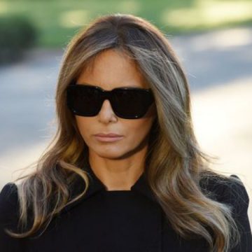 OFICIAL: Părinţii Melaniei Trump au devenit cetăţeni americani