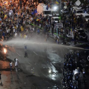 PROTESTUL DIASPOREI: Peste 400 de persoane, dintre care 24 de jandarmi, au avut nevoie de îngrijiri medicale la mitingul din Piaţa Victoriei PROTESTUL DIASPOREI: Peste 400 de persoane, dintre care 24 de jandarmi, au avut nevoie de îngrijiri medicale la mitingul din Piaţa Victoriei