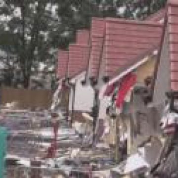 RĂZBUNARE: Un român a distrus 5 case noi, în Marea Britanie, cu un excavator RĂZBUNARE: Un român a distrus 5 case noi, în Marea Britanie, cu un excavator