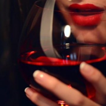 REGULI STRICTE: O femeie a fost arestată într-o ţară arabă după ce a consumat un pahar de vin în avion