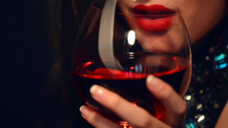 REGULI STRICTE: O femeie a fost arestată într-o ţară arabă după ce a consumat un pahar de vin în avion REGULI STRICTE: O femeie a fost arestată într-o ţară arabă după ce a consumat un pahar de vin în avion