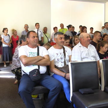 REPORTAJUL ZILEI: S-au săturat să circule pe un drum neasfaltat REPORTAJUL ZILEI: S-au săturat să circule pe un drum neasfaltat