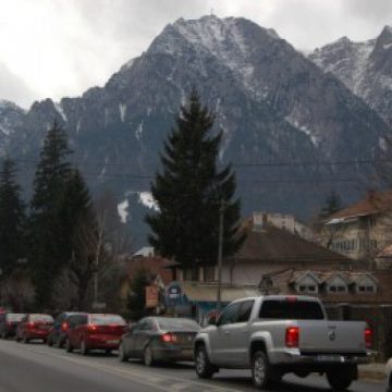 AGLOMERAŢIE PE VALEA PRAHOVEI: Viteza de deplasare între Braşov şi Buşteni este de 10-15 km/oră