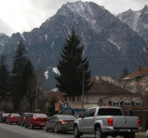 AGLOMERAŢIE PE VALEA PRAHOVEI: Viteza de deplasare între Braşov şi Buşteni este de 10-15 km/oră AGLOMERAŢIE PE VALEA PRAHOVEI: Viteza de deplasare între Braşov şi Buşteni este de 10-15 km/oră
