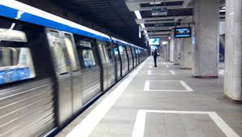 INCIDENT: Bărbatul care a pulverizat spray lacrimogen într-un metrou în staţia Piaţa Unirii 2 nu a fost prins INCIDENT: Bărbatul care a pulverizat spray lacrimogen într-un metrou în staţia Piaţa Unirii 2 nu a fost prins