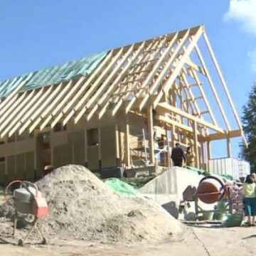 INEDIT: Voluntari din toate colțurile țării construiesc o casă din… cânepă