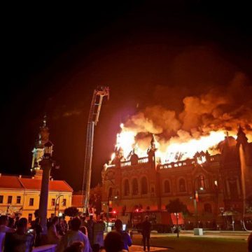 DESFĂȘURARE DE FORȚE: Peste 100 de pompieri au participat la stingerea incendiului care a cuprins Palatul Episcopiei Greco-Catolice de Oradea
