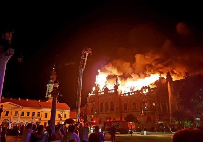 DESFĂȘURARE DE FORȚE: Peste 100 de pompieri au participat la stingerea incendiului care a cuprins Palatul Episcopiei Greco-Catolice de Oradea