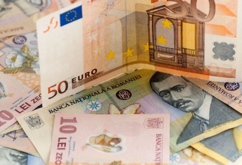 ROBOR CREȘTE, DAR EURO NE DĂ UN RĂGAZ: Moneda europeană a coborât la un nou minim al acestui an ROBOR CREȘTE, DAR EURO NE DĂ UN RĂGAZ: Moneda europeană a coborât la un nou minim al acestui an