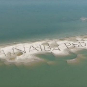 ”DRĂGĂLĂȘENIILE” CONTINUĂ: ”La naiba, PSD”, un mesaj scris pe nisip pe o insulă formată pe Dunăre