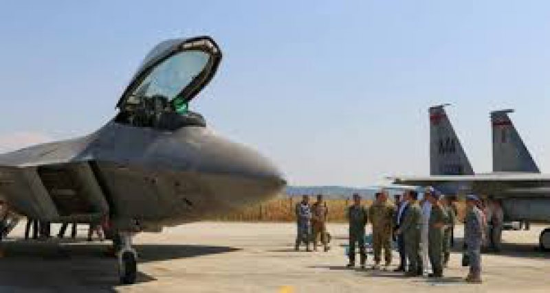 EXERCIŢIU: Avioane de luptă F-22 Raptor au ajuns la baza aeriană de la Câmpia Turzii EXERCIŢIU: Avioane de luptă F-22 Raptor au ajuns la baza aeriană de la Câmpia Turzii