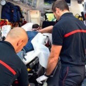 INCIDENT: Şapte persoane au fost rănite după ce un tânăr a intrat cu maşina într-un grup de oameni în faţa unui club din Franţa