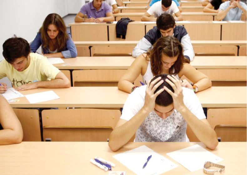 ÎNCĂ O ÎNCERCARE: Peste 45.000 de candidaţi s-au înscris pentru susţinerea examenului de Bacalaureat în sesiunea august – septembrie 2018 ÎNCĂ O ÎNCERCARE: Peste 45.000 de candidaţi s-au înscris pentru susţinerea examenului de Bacalaureat în sesiunea august – septembrie 2018