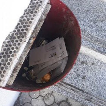 DE LA CITITORI: Teancuri de plicuri nedeschise cu facturi găsite într-un coș de gunoi