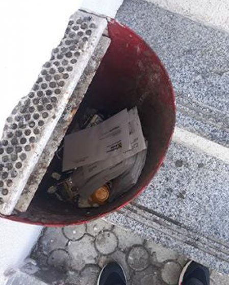 DE LA CITITORI: Teancuri de plicuri nedeschise cu facturi găsite într-un coș de gunoi