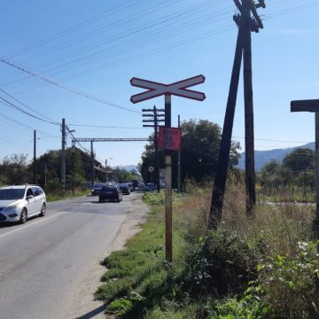 TRENULE, MAȘINĂ MICĂ: S-a turnat asfalt peste șine, nu mai trece trenul. În schimb indicatoare pentru șoferi să oprească mai sunt