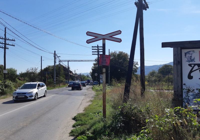 TRENULE, MAȘINĂ MICĂ: S-a turnat asfalt peste șine, nu mai trece trenul. În schimb indicatoare pentru șoferi să oprească mai sunt
