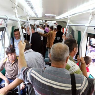 ACȚIUNE INEDITĂ: O zi gratuită în transportul în comun din acest oraş, pentru cei care citesc o carte în autobuz, troleibuz sau tramvai ACȚIUNE INEDITĂ: O zi gratuită în transportul în comun din acest oraş, pentru cei care citesc o carte în autobuz, troleibuz sau tramvai