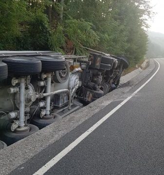 ACCIDENT: Cisternă răsturnată. O victimă încarcerată, pe DN 1C, în zona Valea Chioarului-Mesteacăn ACCIDENT: Cisternă răsturnată. O victimă încarcerată, pe DN 1C, în zona Valea Chioarului-Mesteacăn