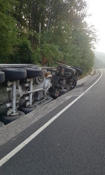 ACCIDENT: Cisternă răsturnată. O victimă încarcerată, pe DN 1C, în zona Valea Chioarului-Mesteacăn