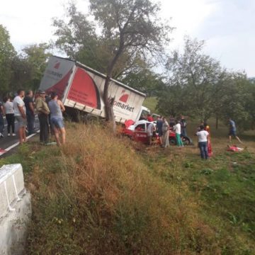 GRAV: Accident cu trei victime încarcerate, în Crăciunești GRAV: Accident cu trei victime încarcerate, în Crăciunești