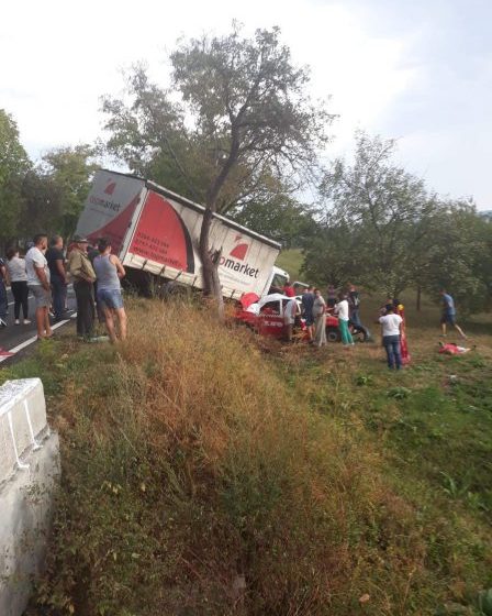 GRAV: Accident cu trei victime încarcerate, în Crăciunești