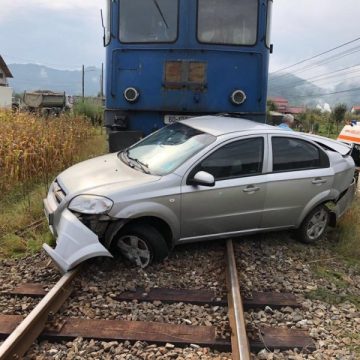 ACCIDENT FEROVIAR LA PETROVA: Maşină lovită de tren. Două persoane sunt rănite ACCIDENT FEROVIAR LA PETROVA: Maşină lovită de tren. Două persoane sunt rănite