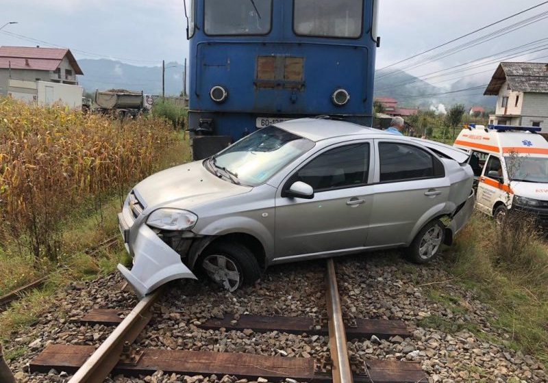 ACCIDENT FEROVIAR LA PETROVA: Maşină lovită de tren. Două persoane sunt rănite