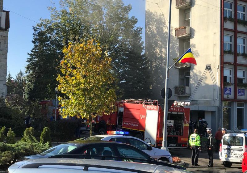 ALERTĂ: Foc la Primăria Baia Mare. Intervin pompierii