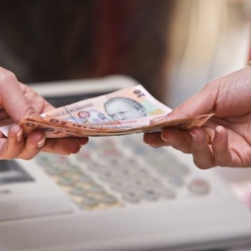 ANALIZĂ: Creşterea economică nu se simte şi în buzunarele românilor. Tot mai mulţi oameni se împrumută pentru a face faţă cheltuielilor curente