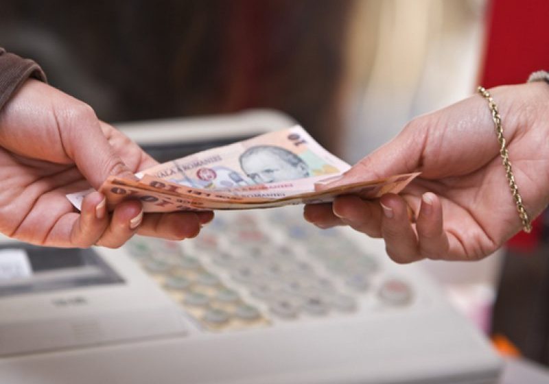 ANALIZĂ: Creşterea economică nu se simte şi în buzunarele românilor. Tot mai mulţi oameni se împrumută pentru a face faţă cheltuielilor curente ANALIZĂ: Creşterea economică nu se simte şi în buzunarele românilor. Tot mai mulţi oameni se împrumută pentru a face faţă cheltuielilor curente