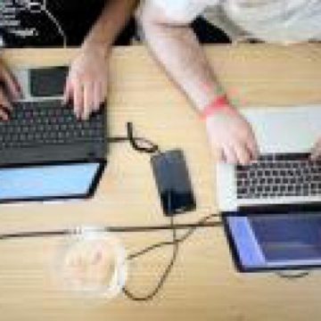 ANALIZĂ: Românii își fac cumpărăturile în timpul serviciului ANALIZĂ: Românii își fac cumpărăturile în timpul serviciului