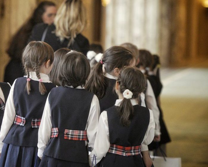 ANUL ŞCOLAR 2018-2019: Elevii încă merg la WC-ul din curte şi nu au apă potabilă în clădirile unde îşi formează reperele în viaţă