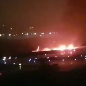 ŞOC: Un avion a luat foc și s-a prăbușit într-un râu, după aterizare ŞOC: Un avion a luat foc și s-a prăbușit într-un râu, după aterizare