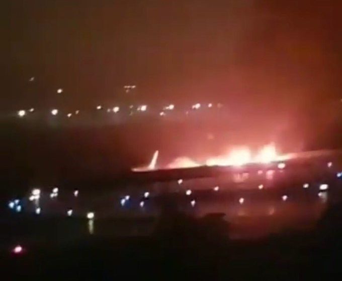 ŞOC: Un avion a luat foc și s-a prăbușit într-un râu, după aterizare