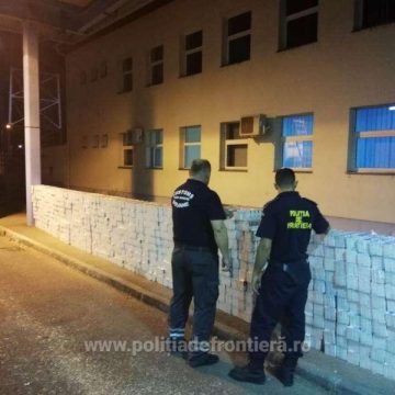 CAPTURĂ GRASĂ: 40.000 de pachete cu țigări ascunse în plafonul unei semiremorci CAPTURĂ GRASĂ: 40.000 de pachete cu țigări ascunse în plafonul unei semiremorci