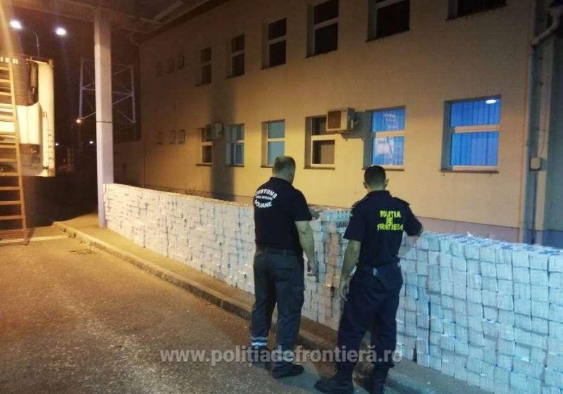 CAPTURĂ GRASĂ: 40.000 de pachete cu țigări ascunse în plafonul unei semiremorci CAPTURĂ GRASĂ: 40.000 de pachete cu țigări ascunse în plafonul unei semiremorci