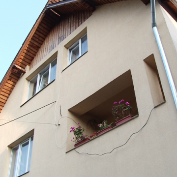 CASĂ DE TIP FAMILIAL RENOVATĂ DE ROTARACT: Beneficiarii casei de pe strada Griviței s-au întors ”acasă” CASĂ DE TIP FAMILIAL RENOVATĂ DE ROTARACT: Beneficiarii casei de pe strada Griviței s-au întors ”acasă”