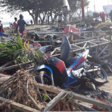 GROAZNIC: Sute de morţi în Indonezia după cutremur şi tsunami