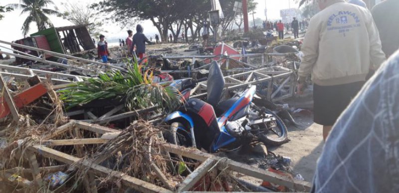 GROAZNIC: Sute de morţi în Indonezia după cutremur şi tsunami GROAZNIC: Sute de morţi în Indonezia după cutremur şi tsunami