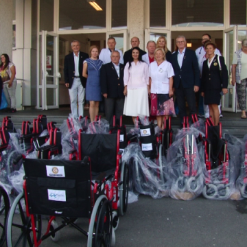 DONAȚIE ROTARY LA SPITALUL JUDEȚEAN: 40 de scaune cu rotile, donate printr-un proiect multi-districtual DONAȚIE ROTARY LA SPITALUL JUDEȚEAN: 40 de scaune cu rotile, donate printr-un proiect multi-districtual
