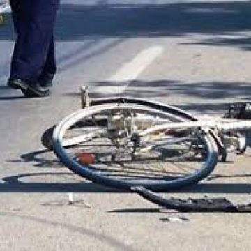IRESPONSABIL: Un tânăr fără permis a băgat în spital un biciclist și a fugit de la locul accidentului