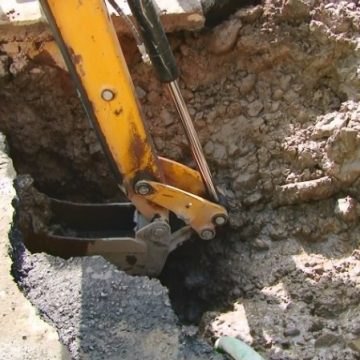 CAZURI ȘI NECAZURI: Avarie la o conductă de apă