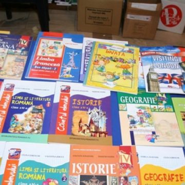 PE LÂNGĂ CĂ AU GREȘELI: Calitatea manualelor școlare e sub orice standard modern