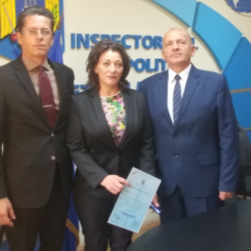 EMOȚIONANT: Soția fostului șef de post din Vișeu de Jos, ucis cu lovituri de cuțit, va urma meseria soțului său EMOȚIONANT: Soția fostului șef de post din Vișeu de Jos, ucis cu lovituri de cuțit, va urma meseria soțului său