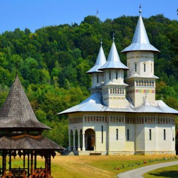 COMORILE LĂPUȘULUI : Mănăstirea Sfântul Ilie  are drum nou de acces și e tot mai vizitată