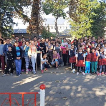 EDUCAȚIE ECOLOGICĂ: Elevi și profesori de la Școala "Dr. Ioan Mihalyi de Apșa" au plantat arbuști în parc